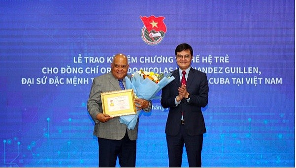 Cuban Ambassador to Vietnam Receives "Medal for the Young Generation"