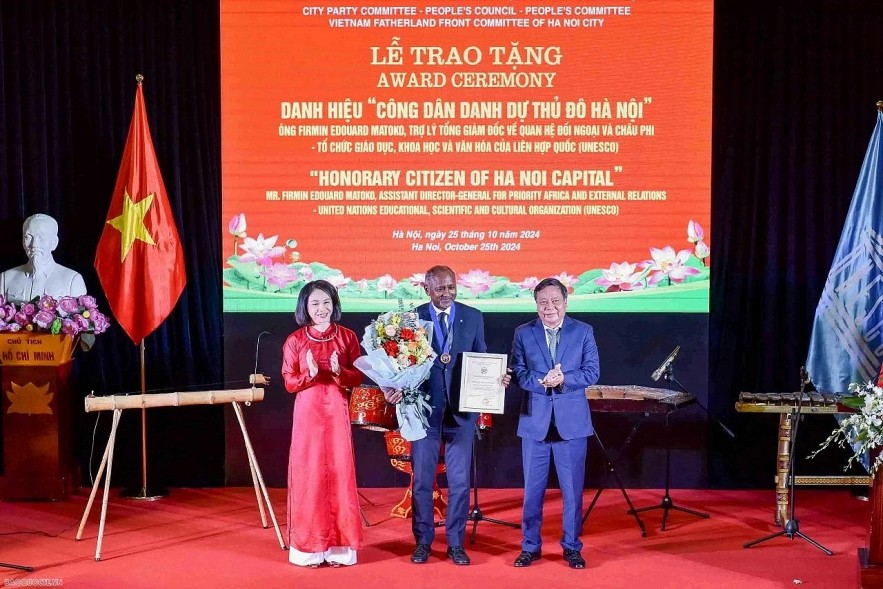 Award Ceremony of Hanoi Honorary Citizen Title to Mr. Firmin Edouard Matoko, UNESCO Assistant Director-General for External Relations and Africa, on October 25th. (Photo: Nguyen Hong)