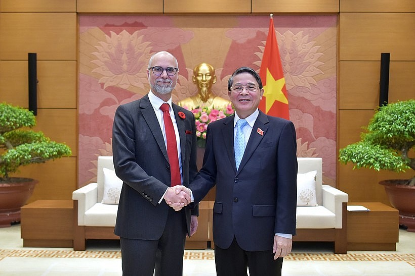 NA Vice Chairman Nguyen Duc Hai (R) and Canadian Ambassador to Vietnam Perry Shawn Steil (Photo: VNA)