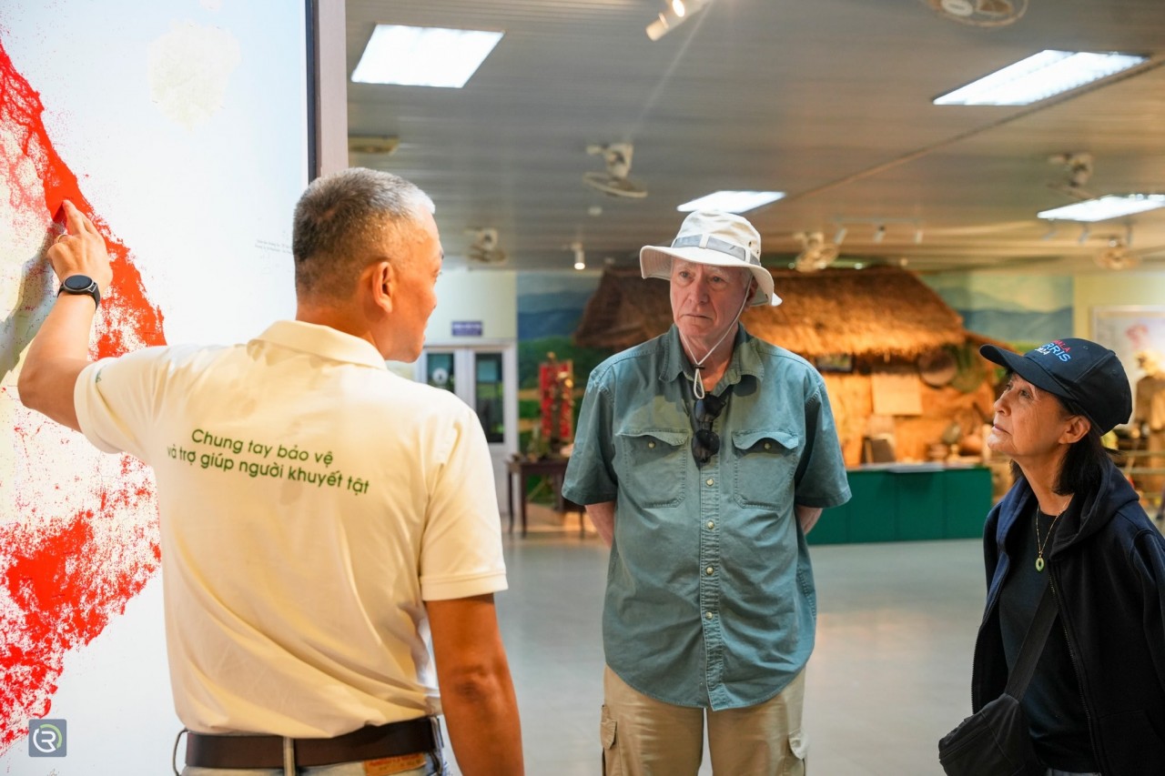 Dick Hughes visited the RENEW organization to discuss a proposal to establish the Friends of Vietnam's Agent Orange Victims (FAOV) group, aimed at raising community awareness and promoting fundraising efforts for Agent Orange victims. (Photo: RENEW)