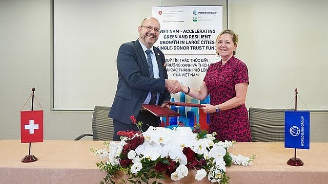 Swiss Ambassador to Viet Nam Thomas Gass (L), and World Bank Country Director for Viet Nam, Cambodia and Lao PDR, Mariam J. Sherman, at the signing ceremony of the Viet Nam Accelerating Green and Resilient Growth in Large Cities Single-Donor Trust Fund, Ha Noi, November 4, 2024. Photo: VGP