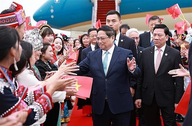 Prime Minister Pham Minh Chinh (C) welcomed at Kunming Changshui International Airport (Photo: VNA)