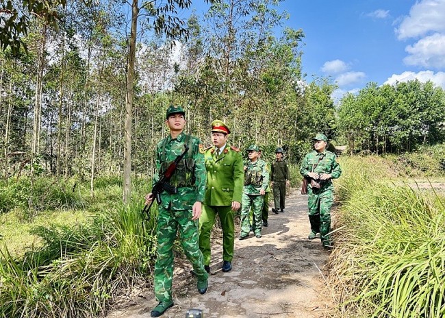 Police Force Encourages People in Bordering Communes to become "Living Milestone"