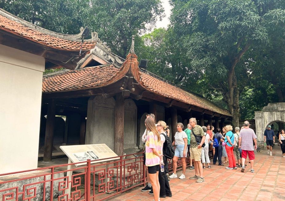 Foreign Tourists Converge at Hanoi’s Temple of Literature for Cultural and Historical Immersion