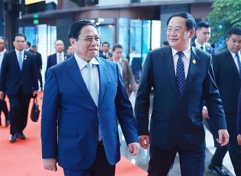 Vietnam News Today (Nov. 7): Prime Ministers of Vietnam, Laos Meet in Kunming