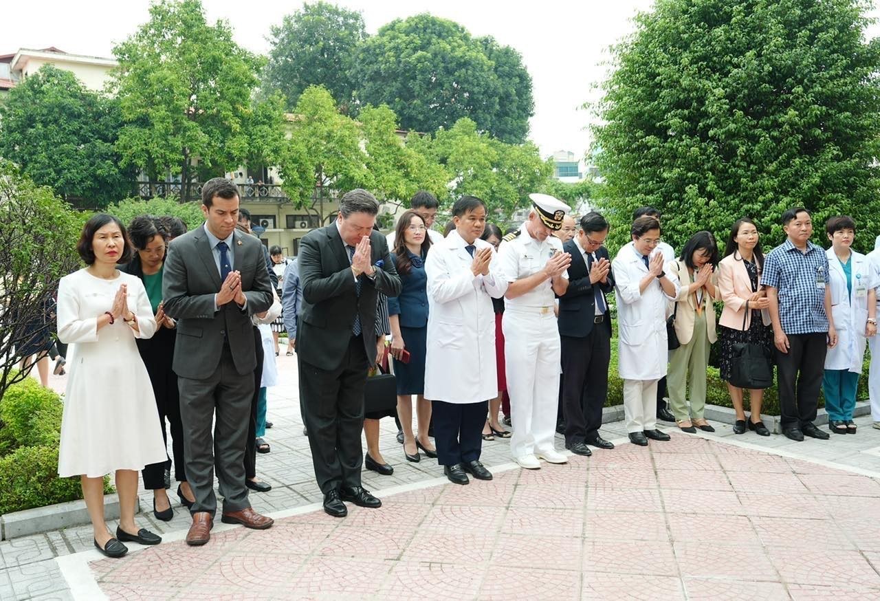 US Ambassador Holds Memorial for Bach Mai Hospital Medical Staff