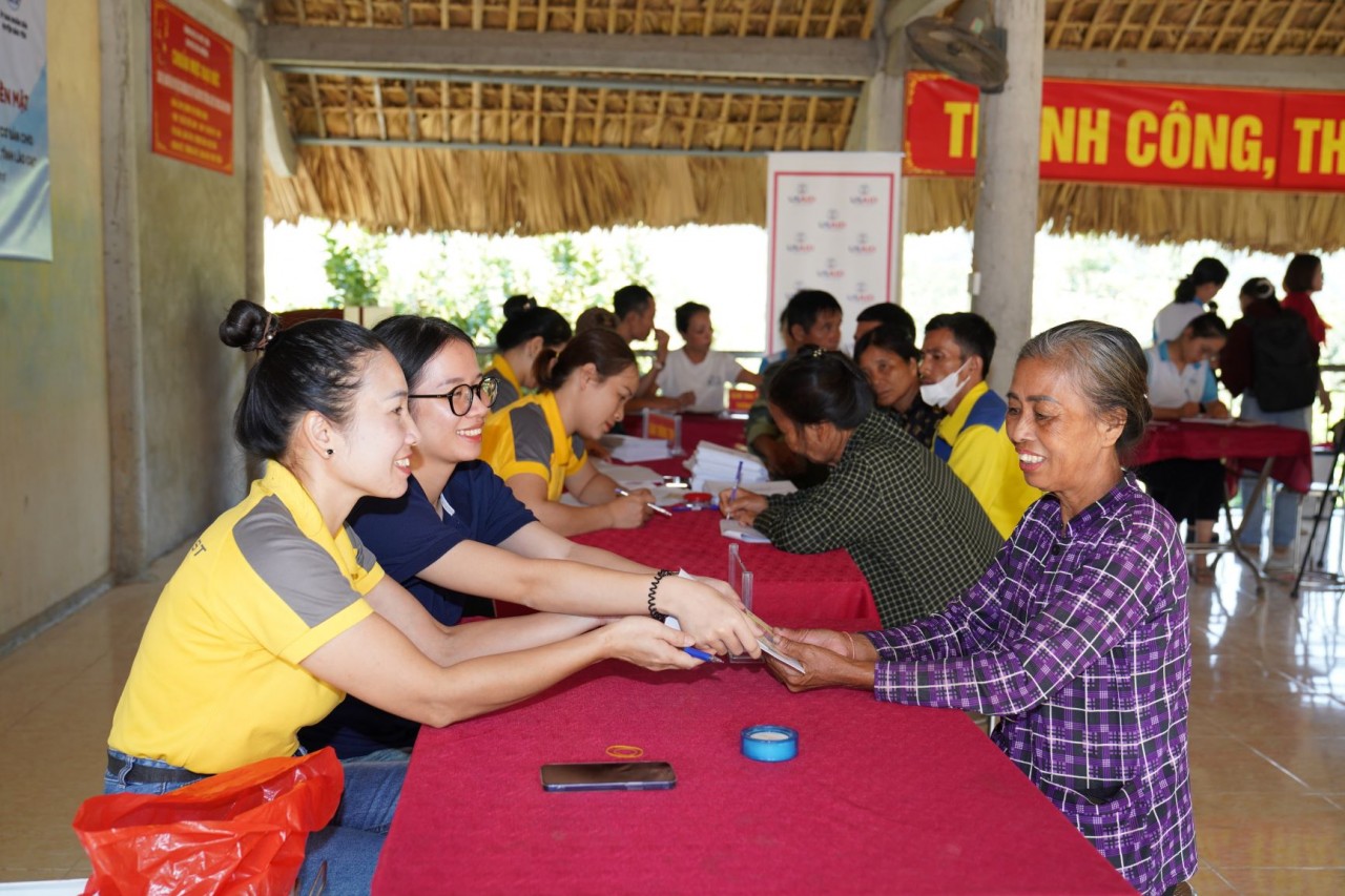 920 Families in Lao Cai Receive USAID Cash Assistance for Typhoon Recovery