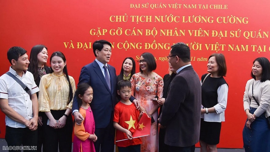 State President Luong Cuong meets with representatives of the Vietnamese community in Chile. (Photo: Tuan Anh)