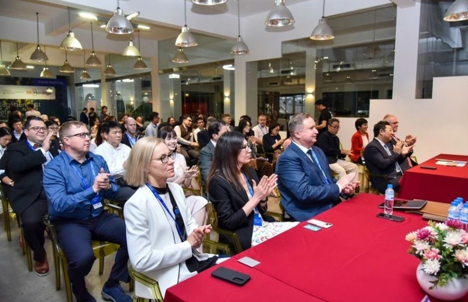 The Estonian delegation visiting Vietnam at the introductory event on the afternoon of November 5. (Photo: Duong Duong)