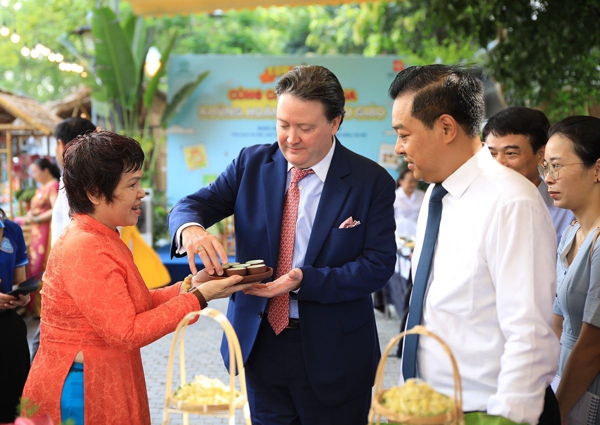 Vietnam-US Relations: Strengthening Ties Through Cultural and People-to-People Exchange