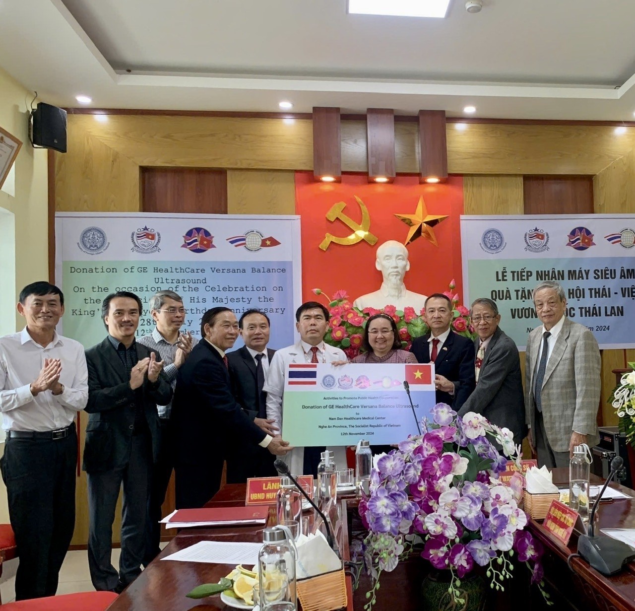 Friendship Associations of Vietnam and Thailand Donate Ultrasound Devices to Nghe An