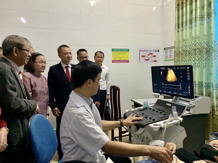 Friendship Associations of Vietnam and Thailand Donate Ultrasound Devices to Nghe An