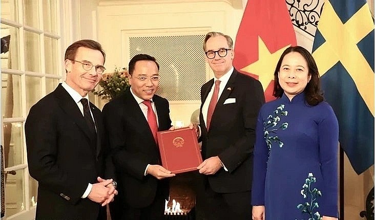 Vice President Vo Thi Anh Xuan and Swedish Prime Minister Ulf Kristersson witness the signing of two Memorandums of Understanding on cooperation between the Vietnamese Ministry of Foreign Affairs and the Swedish Ministry of Foreign Affairs, and between the Vietnamese Ministry of Industry and Trade and the Swedish Ministry of Foreign Affairs.