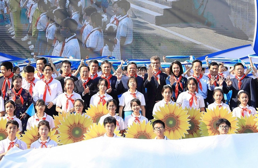 Nearly 3,000 People Participated in the "March of Capital Students"