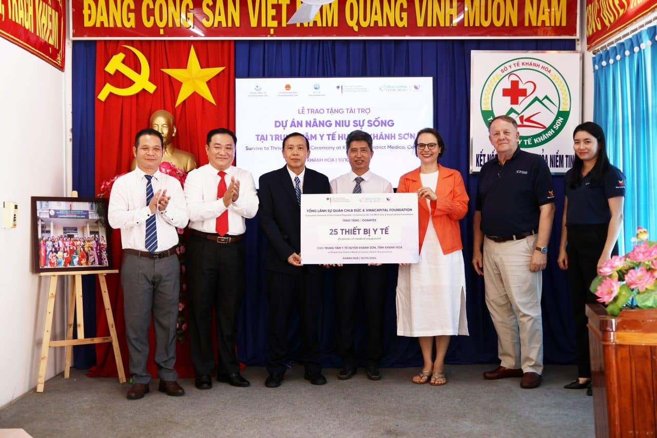 Neonatal Medical Equipment Handed over Khanh Hoa Province