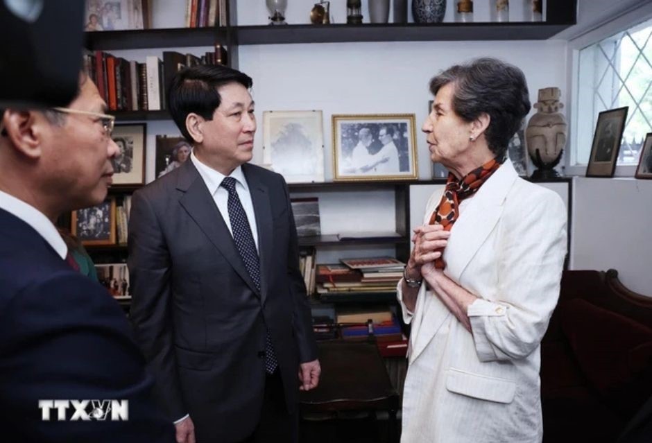 President Luong Cuong visits the private home of late Chilean President Salvador Allende. (Photo: Lam Khanh/VNA)