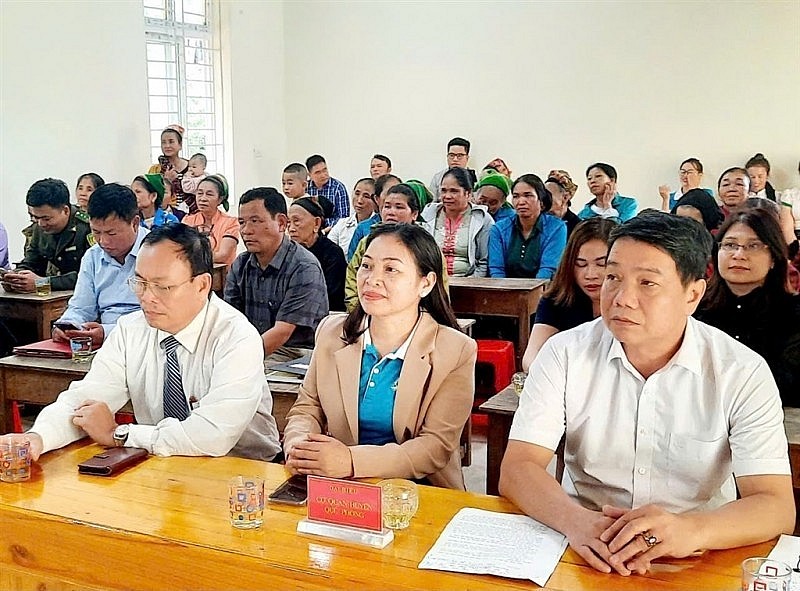 The opening ceremony of a new literacy class to combat illiteracy was held in Lam Hop village, Tri Le commune, Que Phong district. Photo: Ai Van