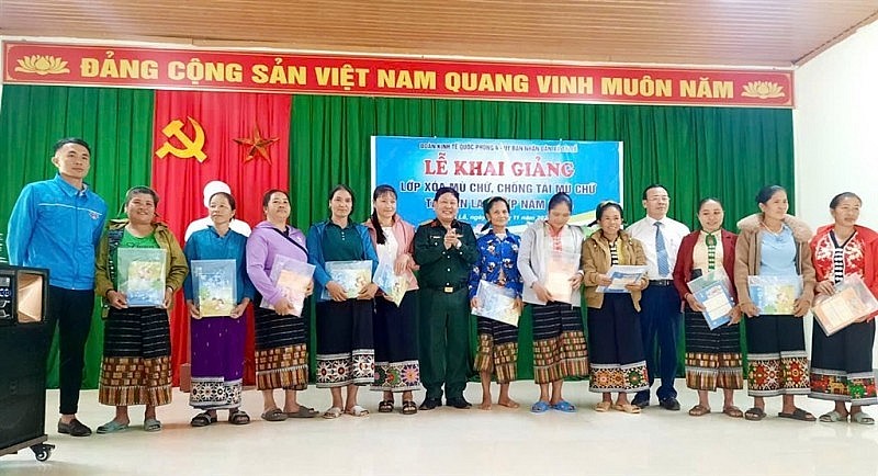 The students were presented with books, notebooks, and school supplies by leaders of the District Party Committee's Front Committee and the Economic-Military Zone 4. (Photo: Ai Van