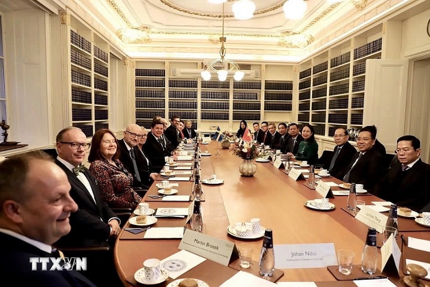 Swedish Parliament speaker Andreas Norlen and Vice President Vo Thi Anh Xuan discuss measures to increase cooperation between the two countries and their legislative bodies during their meeting in Stockholm on November 12. (Photo: VNA)