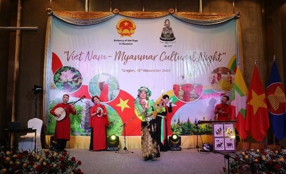 The “Co Be Thuong Ngan” Chau Van Dance and Singing Performance.