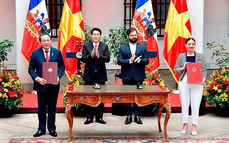 Signing ceremony of the Vietnam - Chile Cultural Cooperation Program for the period 2024-2026. Photo: Department of International Cooperation