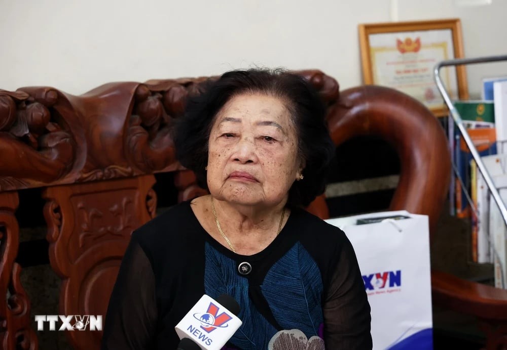 Meritorious teacher Dam Thi Ngoc Tho emotionally recalls the heroic years in the arms of the people of the North. (Photo: Hong Dat/VNA)