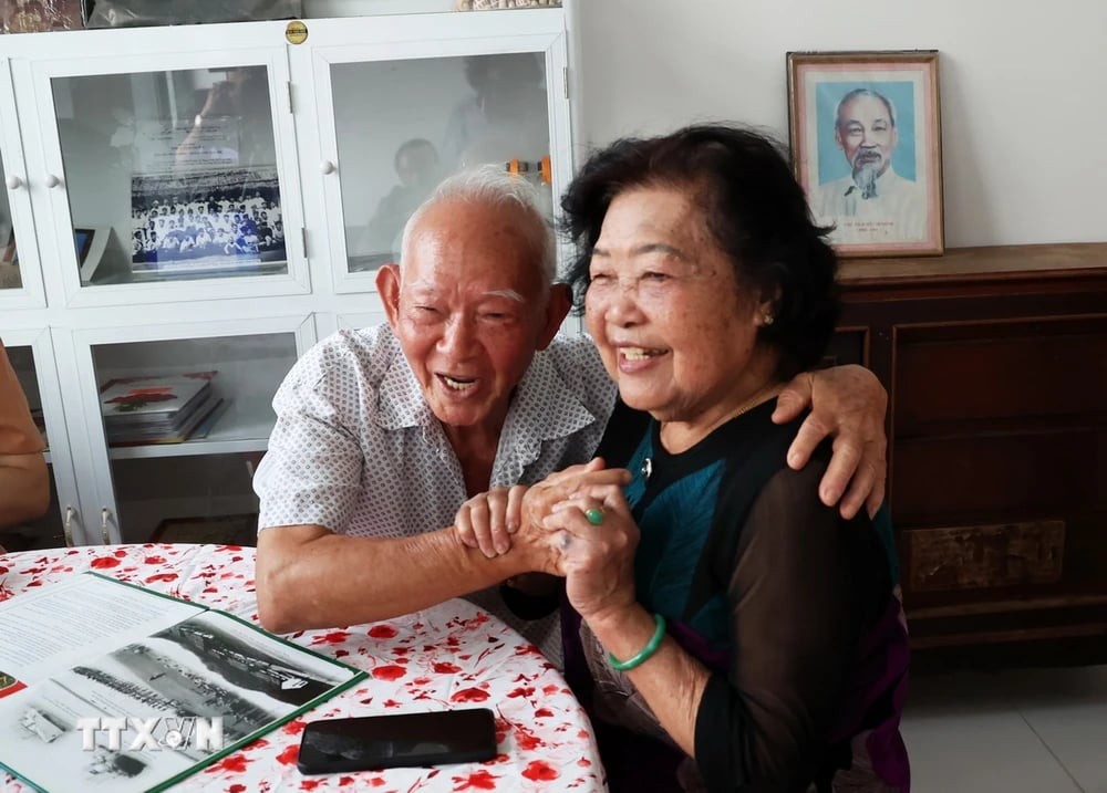 The joy of meeting again between teacher Dam Thi Ngoc Tho and Mr. Nguyen Anh Son, who studied in the same high school in the North. (Photo: Hong Dat/VNA)