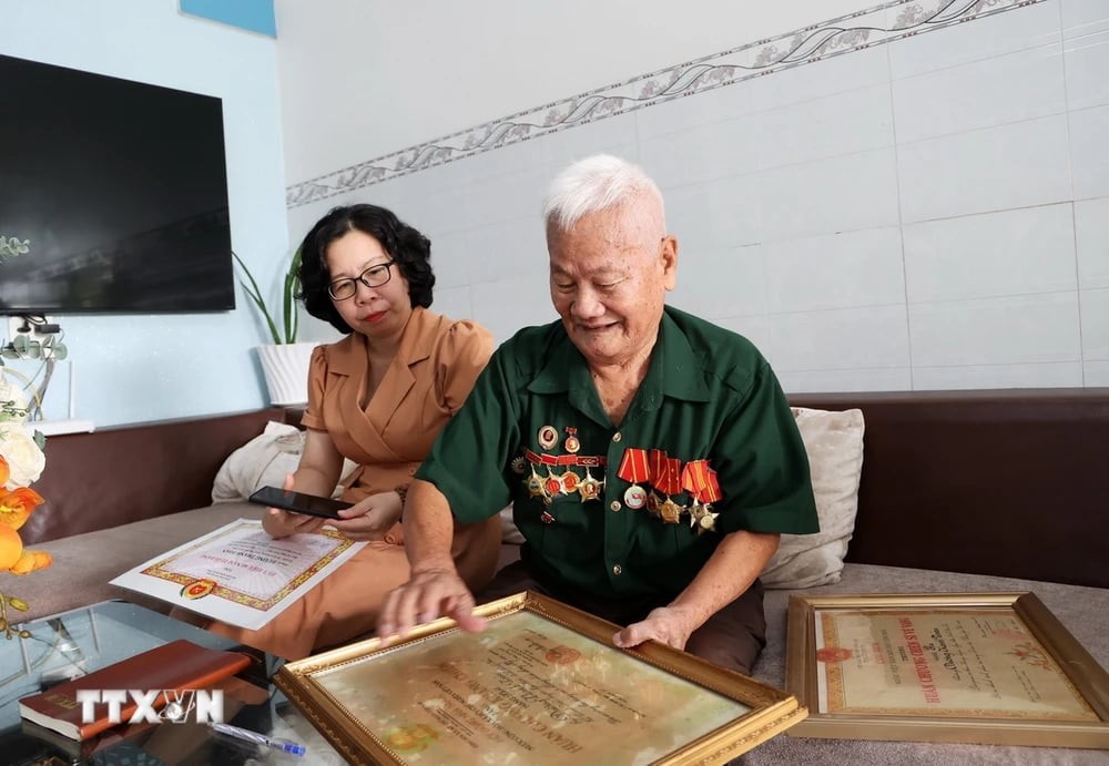 Mr. Duong Thanh Toan was awarded many medals and orders during his work. (Photo: Hong Dat/VNA)