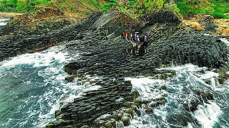 The special national relic ‘Ganh da dia’ (The Cliff of Stone Plates) in An Ninh Dong Commune, Tuy A District attracts more and more domestic and foreign tourists. Photo: Thanh Xuan