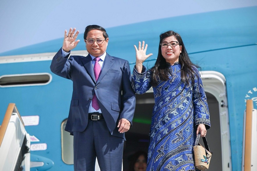 Prime Minister Pham Minh Chinh and his wife Le Thi Bich Tran on an overseas trip. Photo: VGP