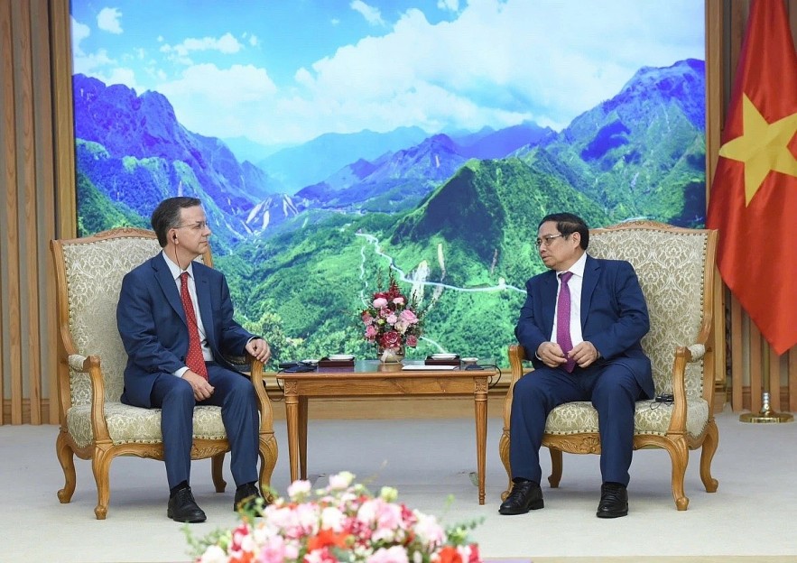 Vietnamese Prime Minister Pham Minh Chinh (R) receives Paulo Medas, head of the IMF delegation on a routine assessment mission in Vietnam, in Hanoi on November 15. (Photo: VGP)