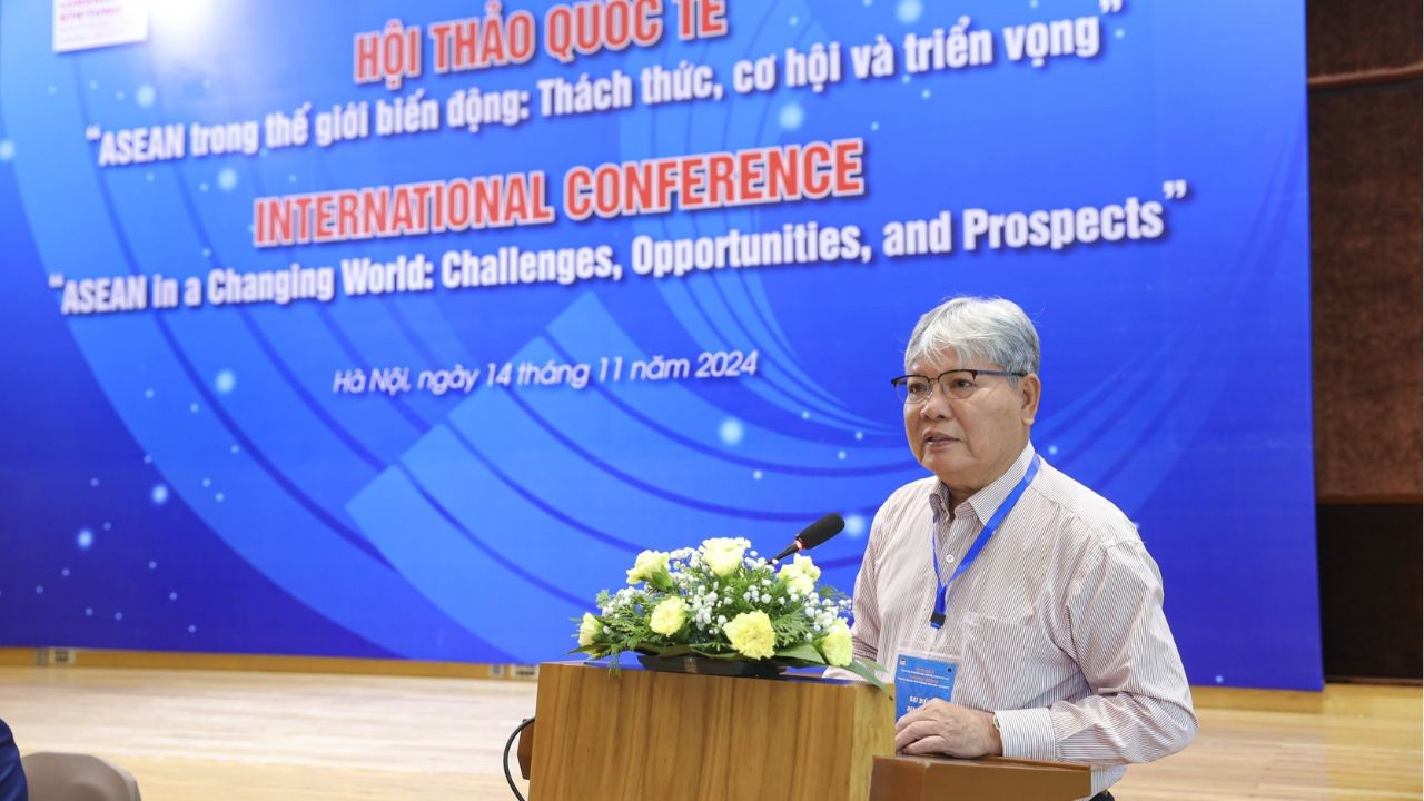 President of the Viet Nam Peace and Development Foundation Ha Hung Cuong speaks at the conference. (Photo: Dinh Hoa)