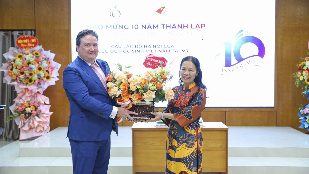 US Ambassador to Vietnam Marc E. Knapper presented a flower basket to VUSAC Hanoi President Nguyen Thu Ha. (Photo: Dinh Hoa)