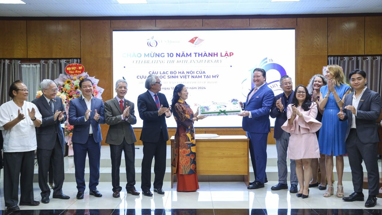 participants took part in the traditional cake-cutting to commemorate the 10th anniversary of VUSAC Hanoi.