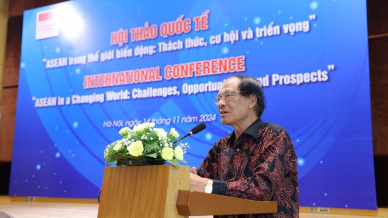 Ambassador Le Luong Minh, Former ASEAN Secretary-General speaks at the conference. (Photo: Dinh Hoa)