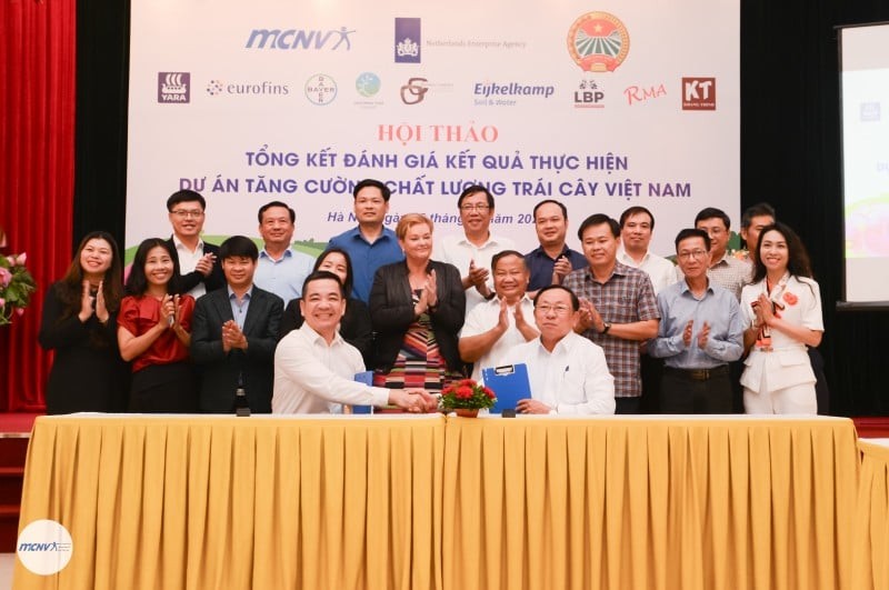 At the workshop, a cooperation agreement between the Center for Rural Environment, the Central Committee of the Vietnam Farmers' Union and Eurofins Sac Ky Hai Dang Company in introducing and providing solutions for analyzing and evaluating soil, agricultural products, and fertilizers, serving agricultural production in Vietnam, for the period 2025 - 2027, was signed (Photo: Tran Le Hieu/MCNV).