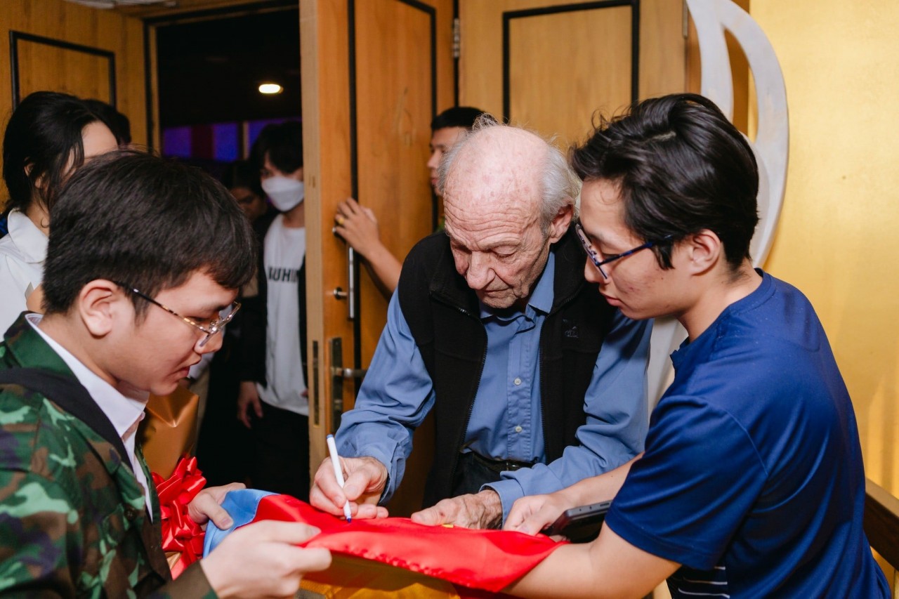 Young people ask for signatures from delegates. Photo: Ho Chi Minh City Youth Union