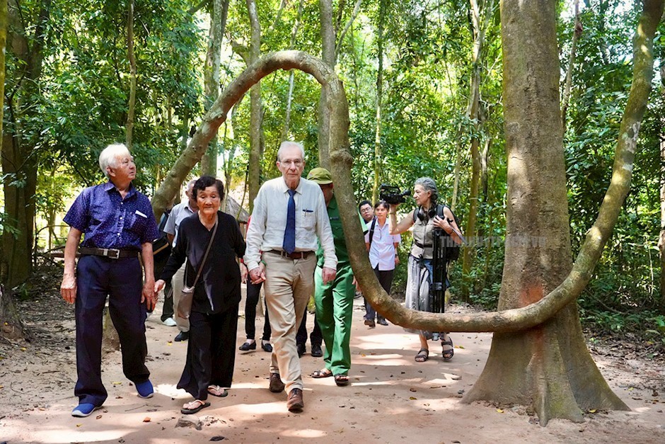 Olivier Parriaux and Mr. Bernard Bachelard met the female guerrilla, the brave warrior who defeated the Americans in the Southern battlefield. (Photo: hcmcpv.org.vn)