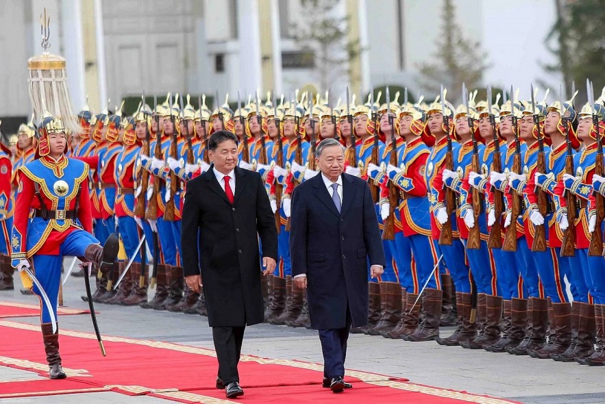 Mongolian President Ukhnaagiin Khurelsukh and General Secretary, President To Lam jointly inspected the honor guard at the welcoming ceremony in Ulaanbaatar on September 30th. (Photo: Nguyen Hong)