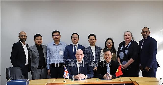 At a meeting between the delegation from the Ho Chi Minh City University of Education and the London South Bank University in London on November 12. (Photo: VNA)