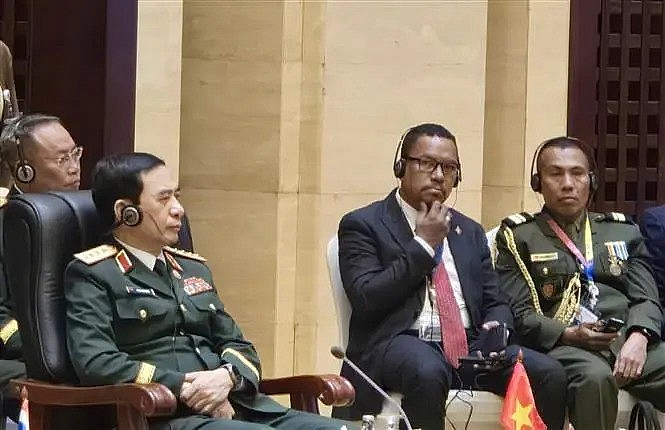 Minister of National Defence Gen. Phan Van Giang (L) (Photo: VNA)