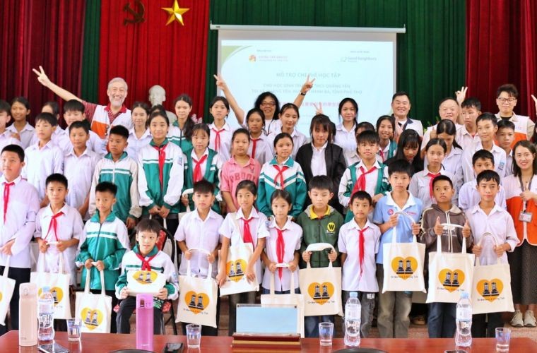 Shing Tak Group Awards 48 Scholarships to Students in Phu Tho