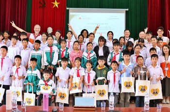 Shing Tak Group Awards 48 Scholarships to Students in Phu Tho