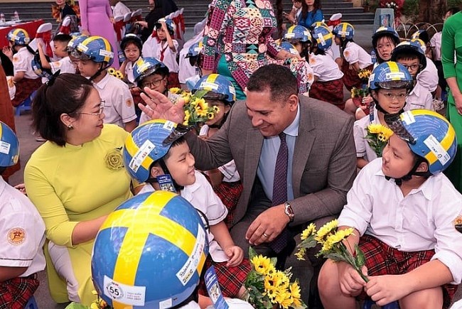 Swedish Ambassador Hands over Helmets to Vietnamese Students