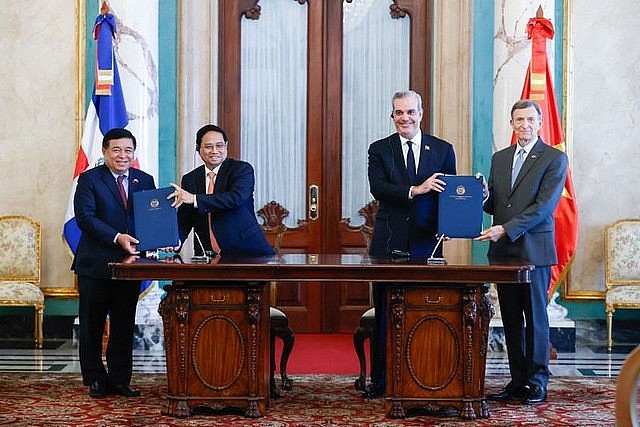 Prime Minister Pham Minh Chinh (second from left) and President Luis Rodolfo Abinader Corona (third from left) at the signing ceremony of the Memorandum of Understanding on the establishment of Viet Nam-Dominica Joint Committee to promote trade and technical cooperation in Santo Domingo, Dominica, November 20, 2024. Photo: VGP