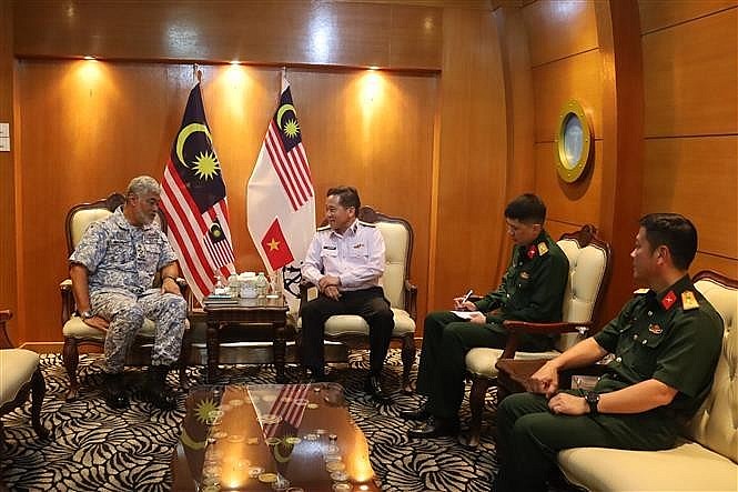 Rear Admiral Nguyen Dinh Hung (R), Deputy Commander of the Vietnam People's Navy, and Admiral Datuk Zulhelmy Ithnain, Chief of the Royal Malaysian Navy. (Photo VNA)