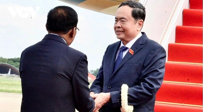 Cambodian senior leaders welcome NA Chairman Tran Thanh Man at the airport.