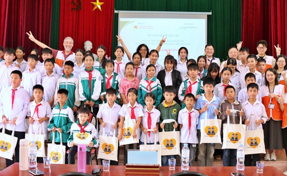 Shing Tak Group Awards 48 Scholarships to Students in Phu Tho