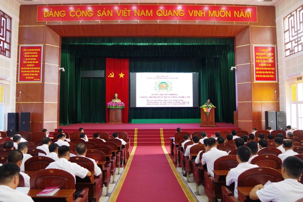 Naval Region 2 Organizes Legal Education Session in Vung Tau City