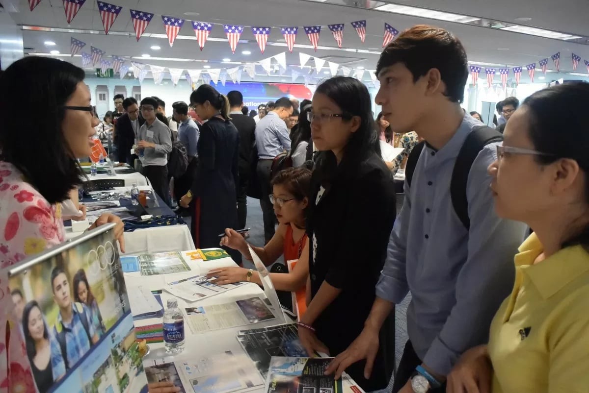 Vietnam Tops ASEAN in Students Studying in the USA